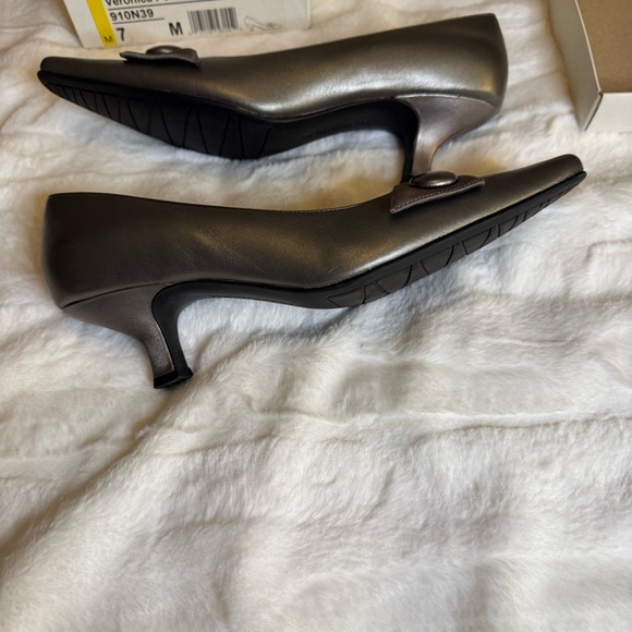 Naturalizer Pewter leather pump. Size 7 - Picture 7 of 8